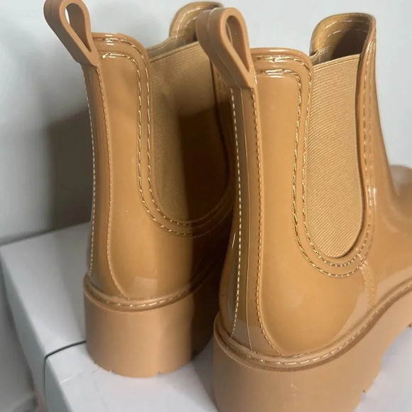 DV BY DOLCE VITA THUNDER LUG SOLE ANKLE RAIN BOOT Women's Sz 9 SHINY TAN BOOTIE - Picture 7 of 9